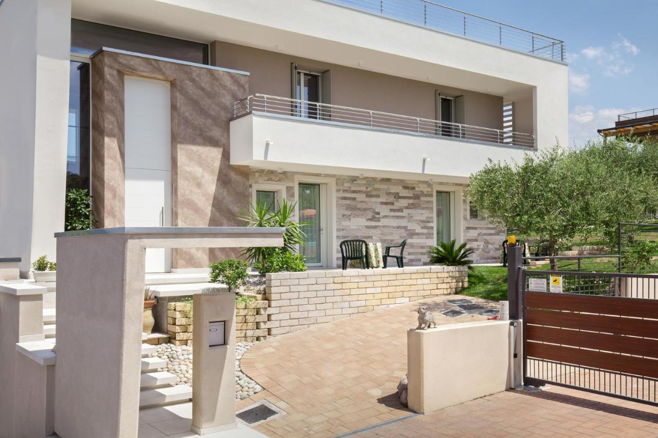 Villa Aurora-Holiday Home Apt 2 Bardolino Buitenkant foto