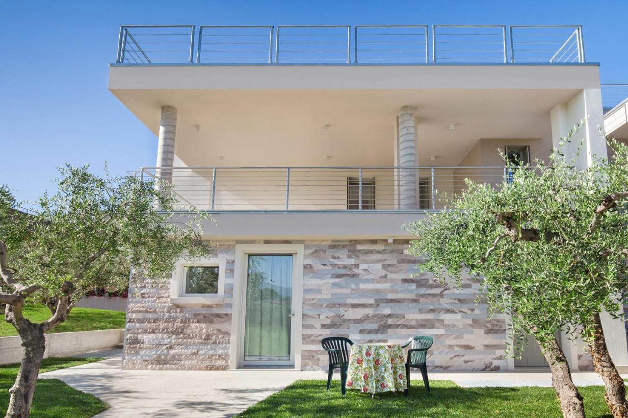 Villa Aurora-Holiday Home Apt 2 Bardolino Buitenkant foto